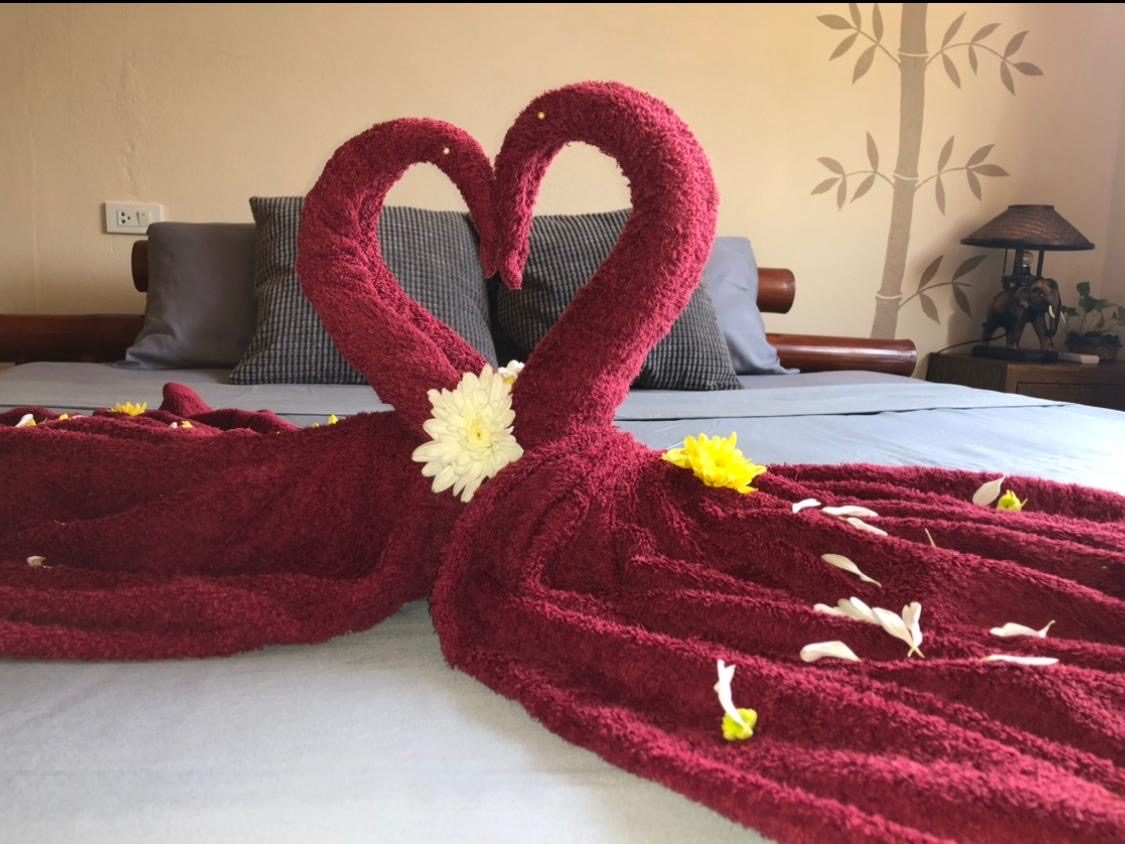 Decorative towel hearts on the upper floor bed
