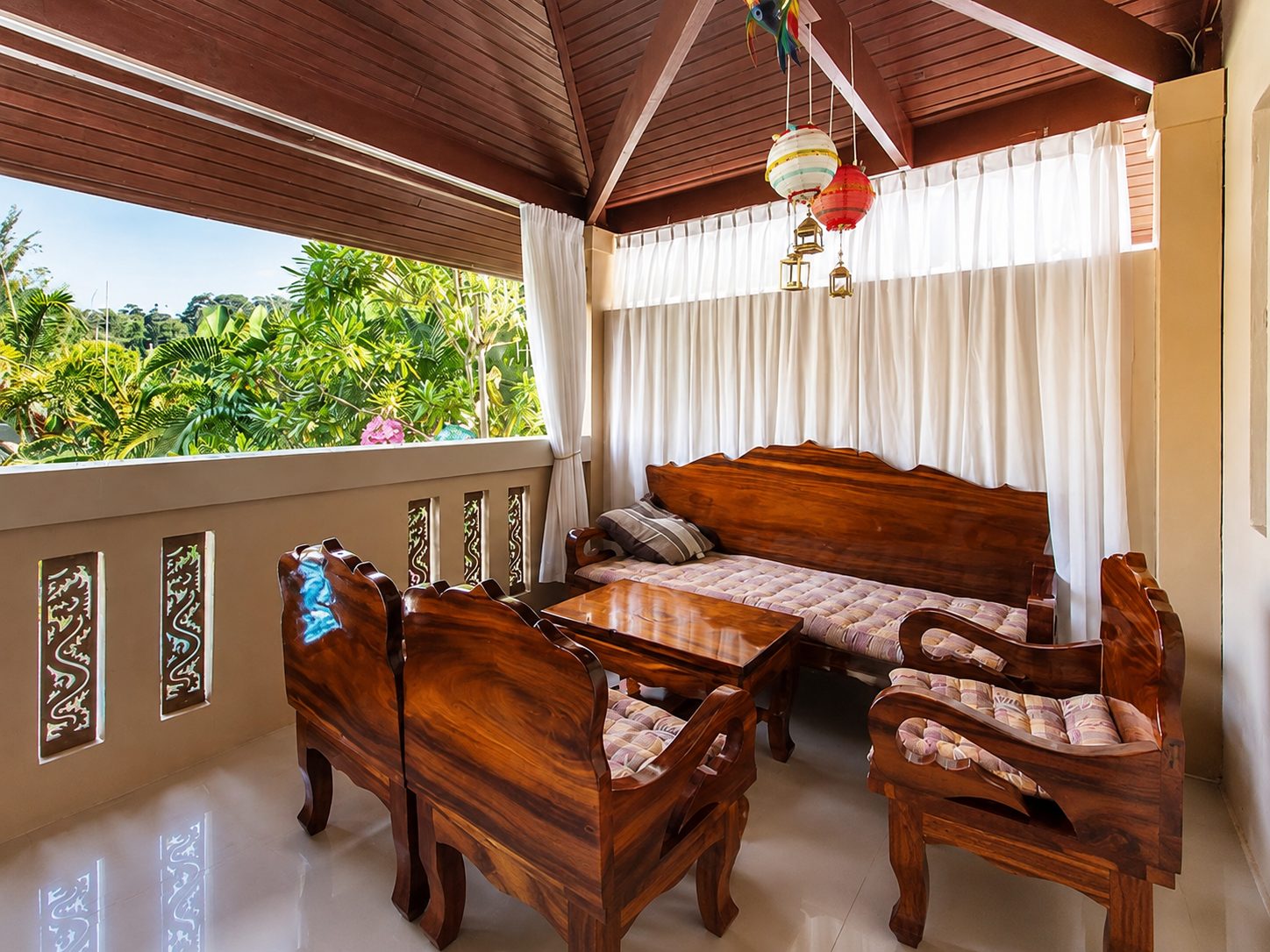 Upper floor covered terrace